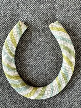 NWOT, MEDIUM SIZE, FABRIC COVERED HORSESHOE WITH HABLE CONSTRUCTION FABRIC